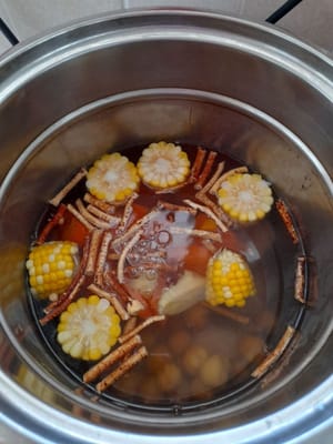 Ponemos el agua a hervir, añadimos todos los ingredientes, añadimos 1/4 cucharadita de aceite y volvemos a tapar.
Hervir durante 1 hora y 30 minutos.