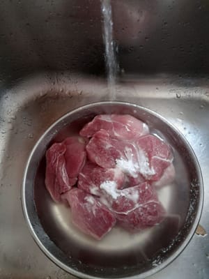 Lavar bien la carne de cerdo, añadir 1/2 cucharadita de sal y 1 cucharada de harina de tapioca, retirar y escurrir.