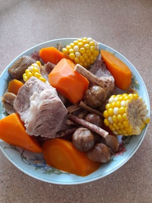 Sopa de cerdo con duraznos de cinco dedos