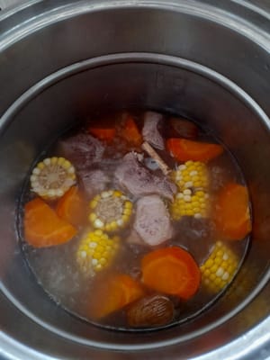 Cuando la sopa esté cocida, agregue 1/2 cucharada de sal, luego revuelva y pruebe.