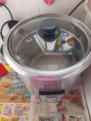 Prepara una cacerola, agrega 3 litros de agua, tapa nuevamente (yo uso una estufa eléctrica)