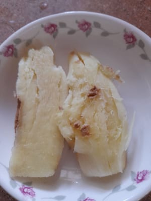Cortar el jengibre en 2 trozos.