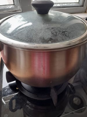 Prepara una cacerola, agrega agua, luego tapa nuevamente, enciende a fuego medio, espera hasta que hierva.