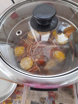 Ponemos el agua a hervir, añadimos todos los ingredientes, añadimos 1/4 cucharadita de aceite y volvemos a tapar.
Hervir durante 1 hora y 30 minutos.