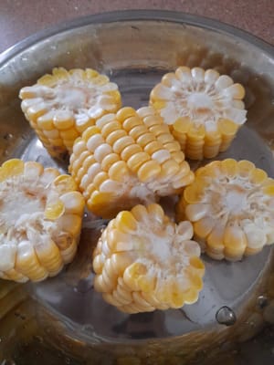 Pelar el maíz, lavarlo bien, cortarlo en 6 cuadritos o al gusto, reservar.