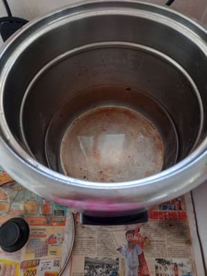 Prepara una cacerola, agrega 3 litros de agua, tapa nuevamente (yo uso una estufa eléctrica)
