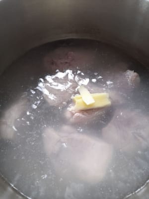 Se pone a hervir el agua, se agrega la carne de cerdo, se agrega el jengibre en rodajas, se deja hervir durante 7 minutos, luego se retira y se escurre.