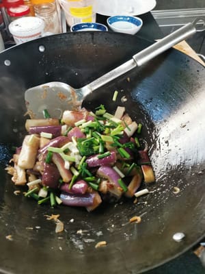 lalu masuk Kan bawang daun yang telah dipotong