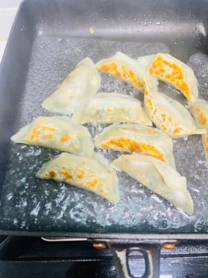 Remueva el agua de almidón uniformemente, viértala lentamente en la olla por el borde, tápela inmediatamente, baje el fuego y cocine a fuego lento durante 5-7 minutos. Para dumplings congelados, añada 3 minutos más.