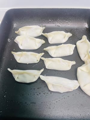 En una sartén antiadherente, pon aceite y coloca los dumplings. Ten cuidado de no dejarlos demasiado juntos para evitar que se peguen.