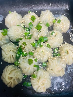 Turn to medium heat after opening the lid and let the water in the pot slowly dry up (about 1-2 minutes). Sprinkle chopped green onions and sesame seeds on the surface to enhance the flavor.