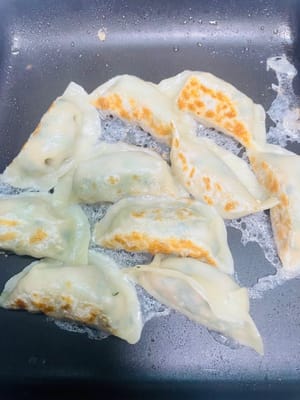 Turn to medium heat after opening the lid to allow the starch water to completely dry up and form a golden and crispy net-like shell on the bottom.