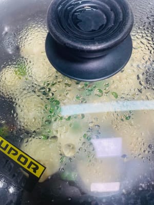 Bajar a fuego medio después de abrir la tapa y dejar que el agua de la olla se seque lentamente (aproximadamente 1-2 minutos). Espolvorear cebollín picado y semillas de sésamo sobre la superficie para realzar el sabor.