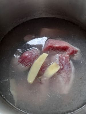Préparez une casserole, ajoutez 1 litre d'eau 1/5, allumez le feu, attendez qu'elle bout pendant ±10 minutes à feu moyen, lorsque l'eau bout, ajoutez le poulet, faites bouillir jusqu'à ébullition pendant ±5 minutes, puis retirez et égouttez. Faire bouillir à nouveau 1 litre 1/2 d'eau, attendre qu'elle bout à feu moyen pendant ±10 minutes, ajouter le porc, faire bouillir jusqu'à ébullition pendant ±5 minutes, remuer puis retirer et réserver.