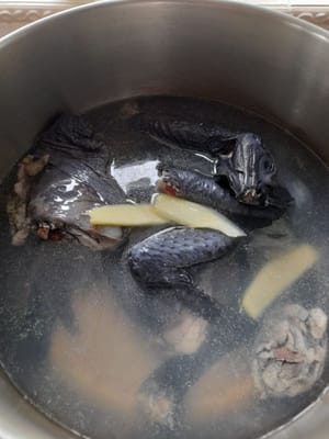 Préparez une casserole, ajoutez 1 litre d'eau 1/5, allumez le feu, attendez qu'elle bout pendant ±10 minutes à feu moyen, lorsque l'eau bout, ajoutez le poulet, faites bouillir jusqu'à ébullition pendant ±5 minutes, puis retirez et égouttez. Faire bouillir à nouveau 1 litre 1/2 d'eau, attendre qu'elle bout à feu moyen pendant ±10 minutes, ajouter le porc, faire bouillir jusqu'à ébullition pendant ±5 minutes, remuer puis retirer et réserver.
