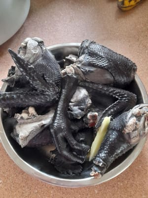 Préparez une casserole, ajoutez 1 litre d'eau 1/5, allumez le feu, attendez qu'elle bout pendant ±10 minutes à feu moyen, lorsque l'eau bout, ajoutez le poulet, faites bouillir jusqu'à ébullition pendant ±5 minutes, puis retirez et égouttez. Faire bouillir à nouveau 1 litre 1/2 d'eau, attendre qu'elle bout à feu moyen pendant ±10 minutes, ajouter le porc, faire bouillir jusqu'à ébullition pendant ±5 minutes, remuer puis retirer et réserver.