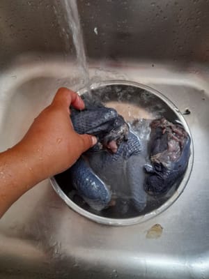Coupez le poulet en plusieurs morceaux, puis lavez-le, retirez-le et réservez.