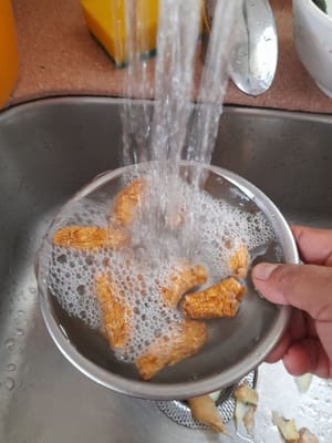 Lavez soigneusement le ginseng, puis retirez-le et réservez-le. Faites bouillir le ginseng pendant ± 20 minutes, allumez à feu moyen et couvrez.
