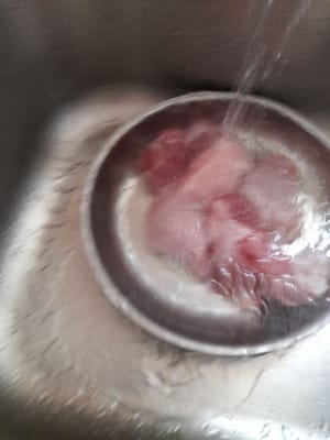 Lavez soigneusement le porc, puis retirez-le et réservez-le. Coupez le porc en 2 morceaux, puis réservez.