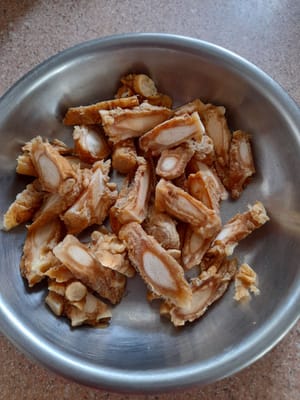 Pilez le ginseng bouilli, puis coupez-le en fines tranches en diagonale, puis réservez.