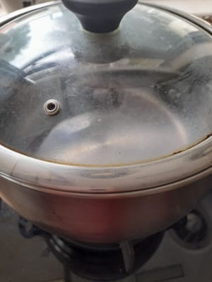 Préparez une casserole, ajoutez 1 litre d'eau 1/5, allumez le feu, attendez qu'elle bout pendant ±10 minutes à feu moyen, lorsque l'eau bout, ajoutez le poulet, faites bouillir jusqu'à ébullition pendant ±5 minutes, puis retirez et égouttez. Faire bouillir à nouveau 1 litre 1/2 d'eau, attendre qu'elle bout à feu moyen pendant ±10 minutes, ajouter le porc, faire bouillir jusqu'à ébullition pendant ±5 minutes, remuer puis retirer et réserver.