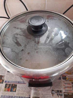 Préparez une casserole, ajoutez 3 litres d'eau, puis allumez le feu (j'utilise une cuisinière électrique). Attendez que ça bout.