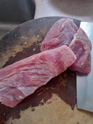 Lavez soigneusement le porc, puis retirez-le et réservez-le. Coupez le porc en 2 morceaux, puis réservez.