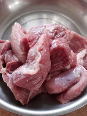 Lavez soigneusement le porc, puis retirez-le et réservez-le. Coupez le porc en 2 morceaux, puis réservez.