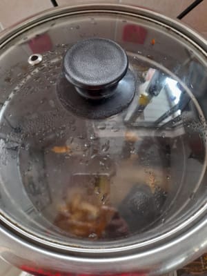 L'eau bout, ajoutez tous les ingrédients, puis couvrez. Faire bouillir pendant ± 2 heures.