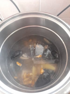 L'eau bout, ajoutez tous les ingrédients, puis couvrez. Faire bouillir pendant ± 2 heures.