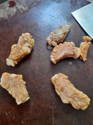 Pilez le ginseng bouilli, puis coupez-le en fines tranches en diagonale, puis réservez.