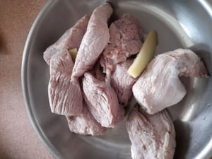 Préparez une casserole, ajoutez 1 litre d'eau 1/5, allumez le feu, attendez qu'elle bout pendant ±10 minutes à feu moyen, lorsque l'eau bout, ajoutez le poulet, faites bouillir jusqu'à ébullition pendant ±5 minutes, puis retirez et égouttez. Faire bouillir à nouveau 1 litre 1/2 d'eau, attendre qu'elle bout à feu moyen pendant ±10 minutes, ajouter le porc, faire bouillir jusqu'à ébullition pendant ±5 minutes, remuer puis retirer et réserver.
