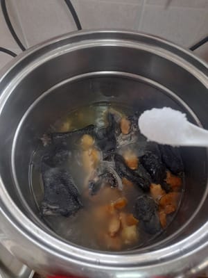 La soupe est cuite, ajoutez 1 cuillère à café de sel, remuez bien.