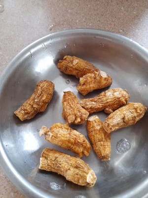 Lavez soigneusement le ginseng, puis retirez-le et réservez-le. Faites bouillir le ginseng pendant ± 20 minutes, allumez à feu moyen et couvrez.