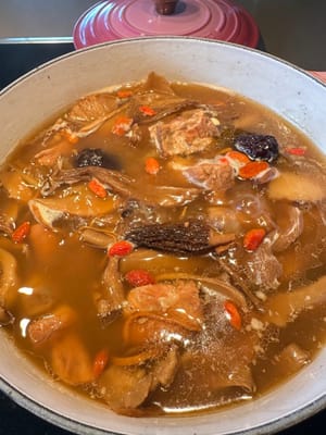 Schweinerippchen-Pilz-Suppe ist fertig✅