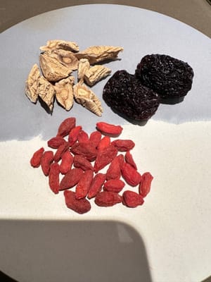 8 g Codonopsis pilosula, 3 rote Datteln, 5 g Wolfsbeere