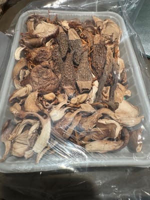 eine Packung Mehrpilzsuppe. Ich habe die vom Händler zubereitete Packung mit acht Pilzen gekauft.