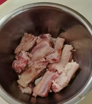 排骨洗净飞水，再用流动水洗净备用