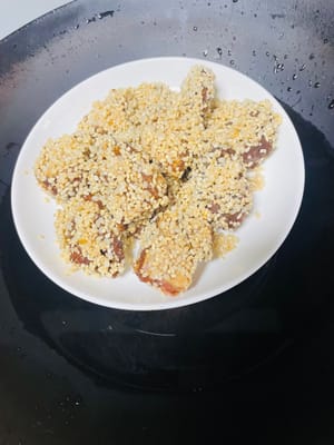 Costillas de arroz glutinoso al vapor: después de que hierva el agua, cocine al vapor a fuego medio durante 40 minutos (recuerde agregar agua hirviendo cada 15 minutos aproximadamente y no deje que el agua se seque). Cocine a presión durante 15 minutos. Espolvorea con cebollas verdes picadas o cilantro para decorar y quedará inmediatamente más bonito (puedes omitirlo si no te gustan las cebollas verdes picadas).