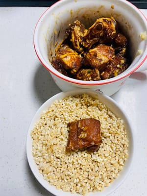 Coloque las costillas en el arroz glutinoso marinado, envuélvalas con el arroz glutinoso y pellizquelas con las manos para que el arroz glutinoso y las costillas se adhieran más firmemente.