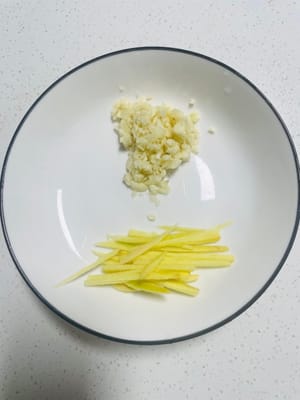 Un poco de jengibre rallado, 5 dientes de ajo