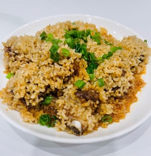 Costillas de arroz glutinoso al vapor: después de que hierva el agua, cocine al vapor a fuego medio durante 40 minutos (recuerde agregar agua hirviendo cada 15 minutos aproximadamente y no deje que el agua se seque). Cocine a presión durante 15 minutos. Espolvorea con cebollas verdes picadas o cilantro para decorar y quedará inmediatamente más bonito (puedes omitirlo si no te gustan las cebollas verdes picadas).