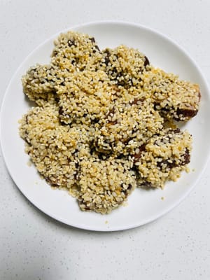Coloque las costillas en el arroz glutinoso marinado, envuélvalas con el arroz glutinoso y pellizquelas con las manos para que el arroz glutinoso y las costillas se adhieran más firmemente.