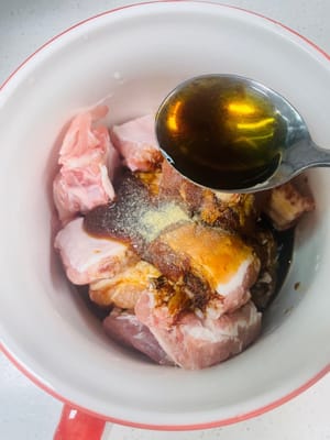 Costillas marinadas: agregue salsa de soja clara, salsa de ostras, salsa de soja oscura, sal, vino de cocina, polvo de cinco especias, jengibre y ajo a las costillas lavadas y escurridas, mezcle bien y deje marinar durante más de 2 horas. Generalmente lo dejo marinado la noche anterior y lo pongo en el refrigerador para que tenga más sabor.