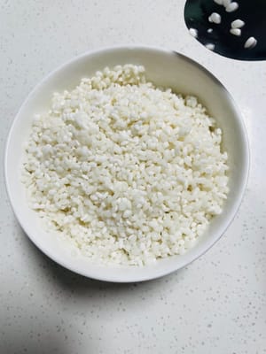 Remoje el arroz glutinoso en agua limpia durante más de 6 horas.