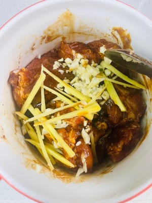 Costillas marinadas: agregue salsa de soja clara, salsa de ostras, salsa de soja oscura, sal, vino de cocina, polvo de cinco especias, jengibre y ajo a las costillas lavadas y escurridas, mezcle bien y deje marinar durante más de 2 horas. Generalmente lo dejo marinado la noche anterior y lo pongo en el refrigerador para que tenga más sabor.