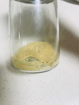 Aproximadamente 1 gramo de pimienta blanca