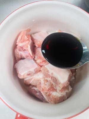 Costillas marinadas: agregue salsa de soja clara, salsa de ostras, salsa de soja oscura, sal, vino de cocina, polvo de cinco especias, jengibre y ajo a las costillas lavadas y escurridas, mezcle bien y deje marinar durante más de 2 horas. Generalmente lo dejo marinado la noche anterior y lo pongo en el refrigerador para que tenga más sabor.