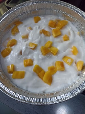 将切片菠萝蜜撒在面团上