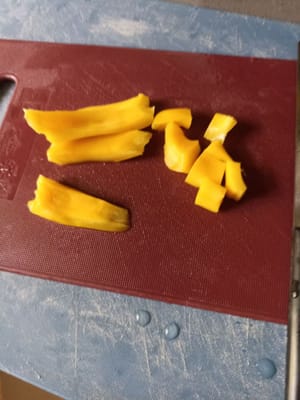 将菠萝蜜洗净并切成方块